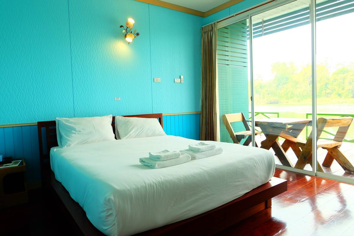 Blackout curtains, rollaway beds, free WiFi