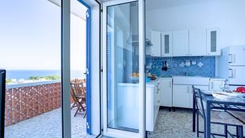 Kühlschrank, Herdplatte, Wasserkocher mit Kaffee-/Teezubehör