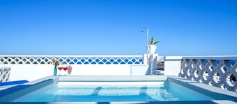 Apartamento con vistas al mar con una hermosa terraza con deck de barbacoa balanceo