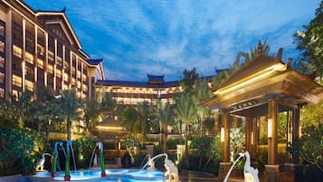 Kolam renang indoor dan kolam renang outdoor, dengan kursi berjemur