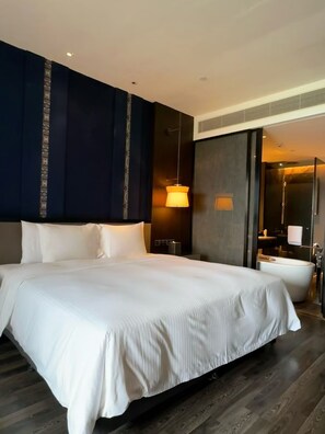 Deluxe King Room | Down comforters, minibar, in-room safe, desk - Wanda Realm Resort Nanning (Nanning)