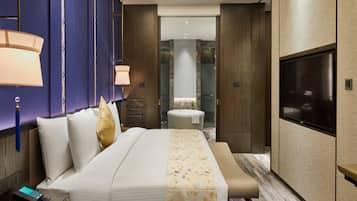 Executive Suite | Down duvets, minibar, in-room safe, desk