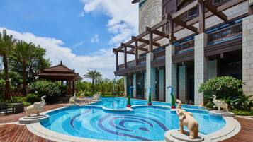 Indoor pool, seasonal outdoor pool, pool loungers