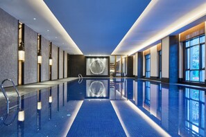 Piscina coperta, piscina stagionale all'aperto, lettini