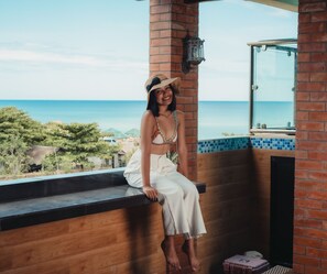 Rooftop pool - The Palms Resort & Bar (San Narciso)