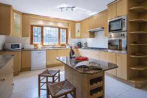 Fridge, microwave, oven, stovetop - Villa Escocia 4 pax - Javea, Costa Blanca (Javea)