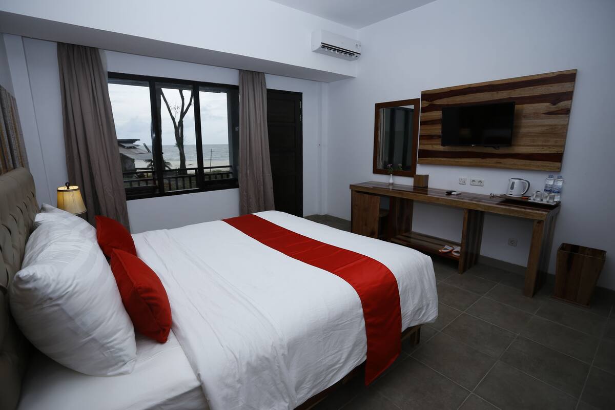 Premium bedding, pillowtop beds, desk, blackout drapes