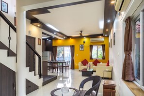 Elite-Villa, eingeschränkter Meerblick, Meerseite | Wohnbereich | Flachbildfernseher