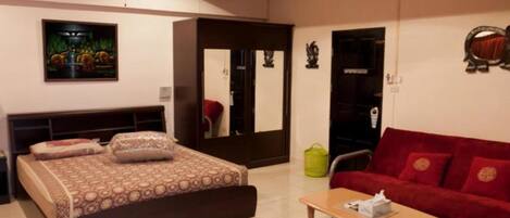 Superior Double Room (Rear) | Minibar, brankas, tirai kedap cahaya, dan setrika/meja setrika