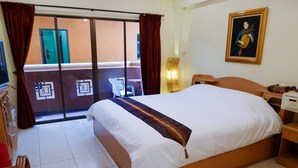 Standard Double Room | Bar mini, peti besi dalam bilik, langsir/tirai gelap terus 