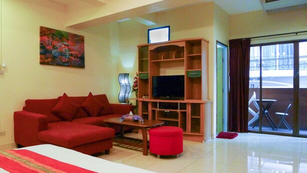 Superior Double Room (Rear) | Bar mini, peti besi dalam bilik, langsir/tirai gelap terus 