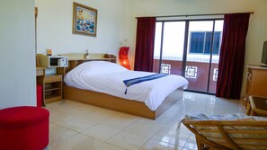 Superior Double Room (Front) | Minibar, brankas, tirai kedap cahaya, dan setrika/meja setrika