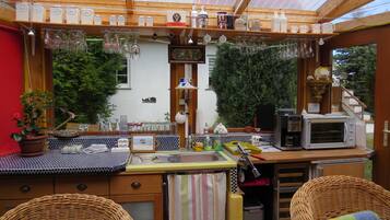 Kühlschrank, Mikrowelle, Wasserkocher mit Kaffee-/Teezubehör