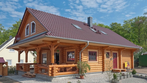 A log cabin with a red-tiled roof, a porch, and a chimney. - Wockninsee - Finnish log house & round log house (Ückeritz)