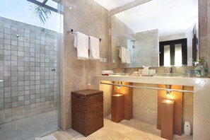 Separate bathtub and shower, free toiletries, hair dryer, slippers - Benoa Bay Villas by Premier Hospitality Asia (Nusa Dua)