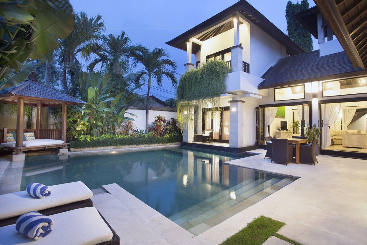 Outdoor pool, pool loungers