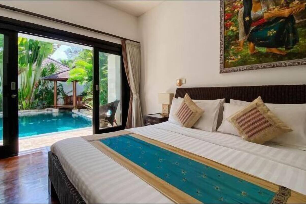 In-room safe, laptop workspace, iron/ironing board (on request)