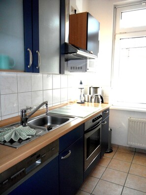 Een koelkast, een magnetron, een oven, een vaatwasser