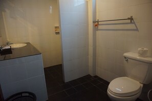 Villa | Badezimmer | Dusche, kostenlose Toilettenartikel, Haartrockner, Handtücher
