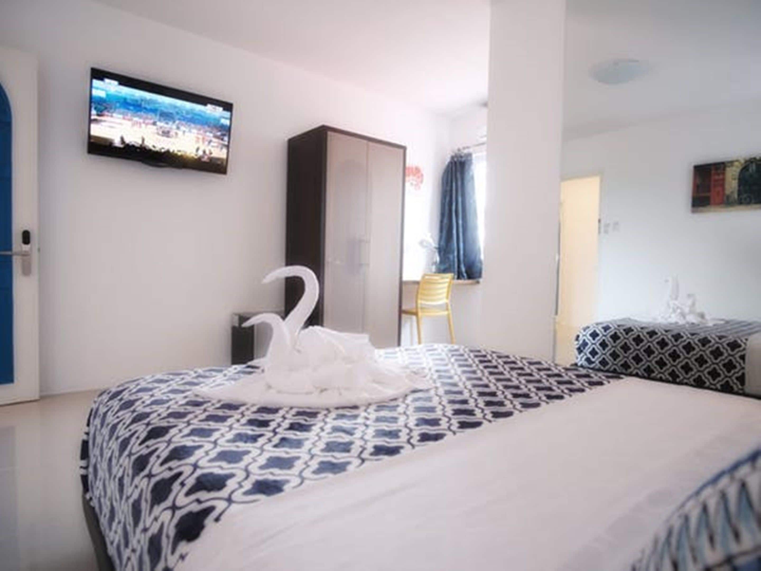 deluxe king room | in-room safe, desk, rollaway beds, free wifi