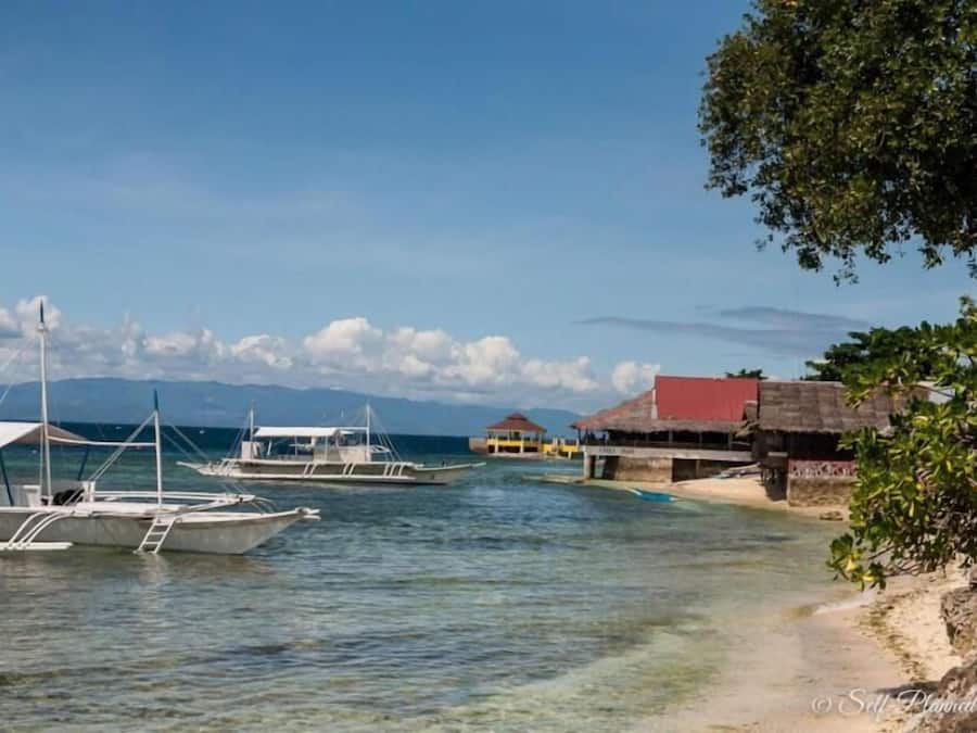 Una spiaggia nelle vicinanze