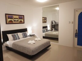 Quarto família | Cofres nos quartos, escrivaninha, Wi-Fi de cortesia, roupa de cama