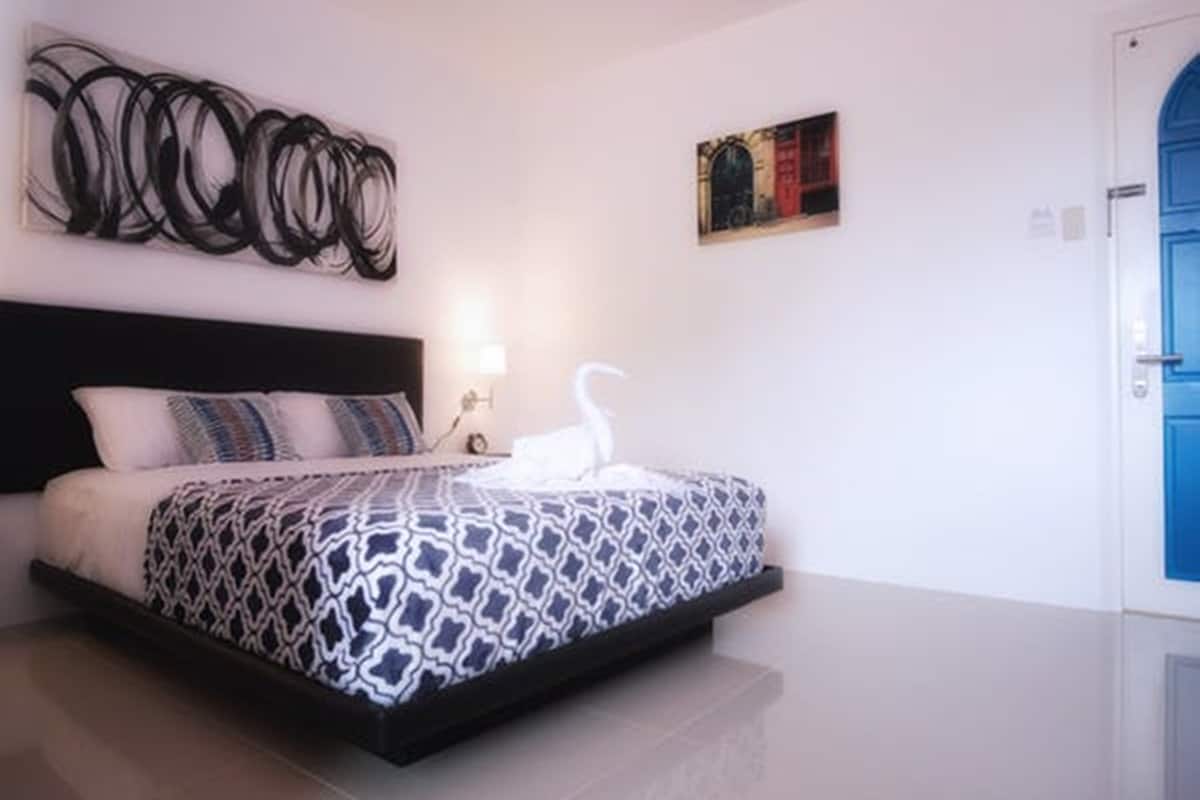 Deluxe King Room | In-room safe, desk, rollaway beds, free WiFi