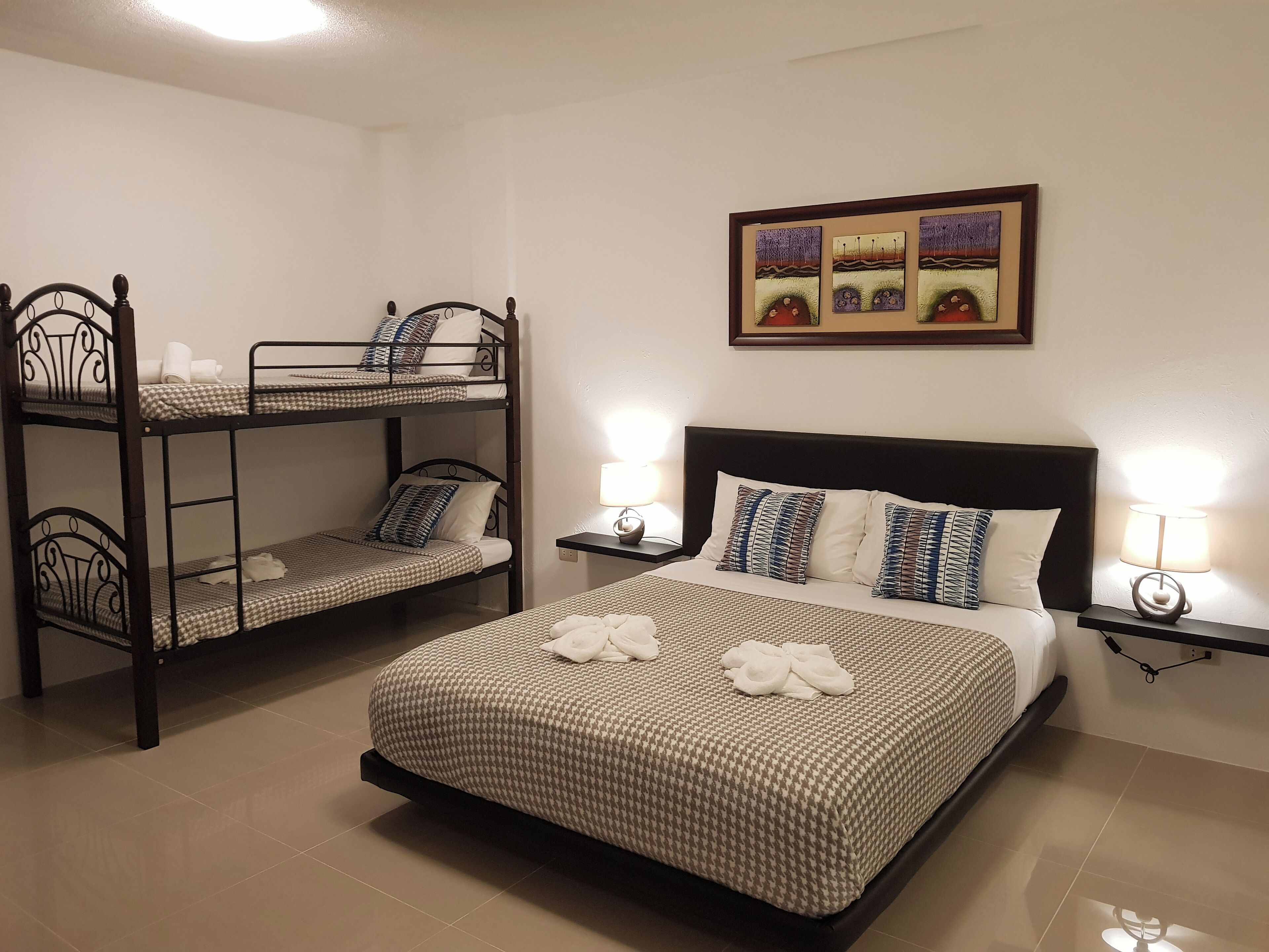 Family Room | In-room safe, desk, free WiFi, bed sheets