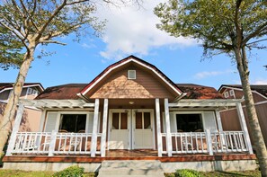 A two-story house with a porch, white railings, and a red roof. - Shin Kong Chao Feng Ranch And Resort (Fenglin)