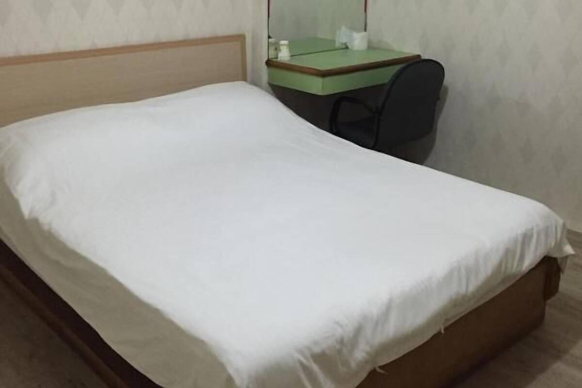 Blackout curtains, soundproofing, free WiFi, bed sheets