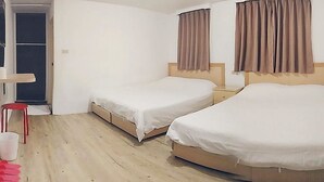 Cortinas opacas, sistema de insonorización, wifi gratis y ropa de cama