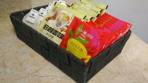 Ducha, artículos de higiene personal gratuitos, zapatillas y toallas