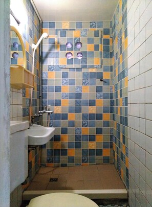 Bathroom - Chia Rong Hostel (Taipei)