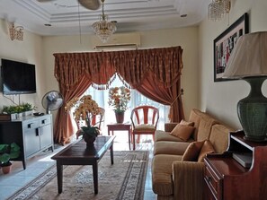 LED TV - Aini's Guest House In Vista Amani Condo (Kuala Lumpur)