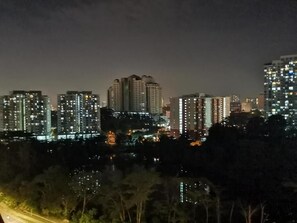 Une vue nocturne d’une ville avec de hauts immeubles.
