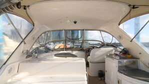 Suite (Secret - Private Yacht Stay) | Area soggiorno | TV