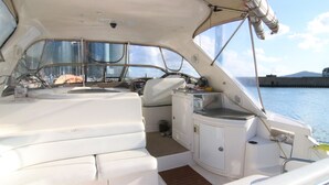 Suite (Secret - Private Yacht Stay) | Area soggiorno | TV
