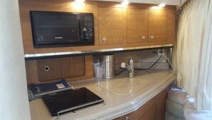 Suite (Linda - Private Yacht Stay) | Angolo cottura privato | Frigorifero, microonde, piano cottura, bollitore elettrico