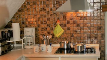 Réfrigérateur, micro-ondes, plaque de cuisson, lave-vaisselle
