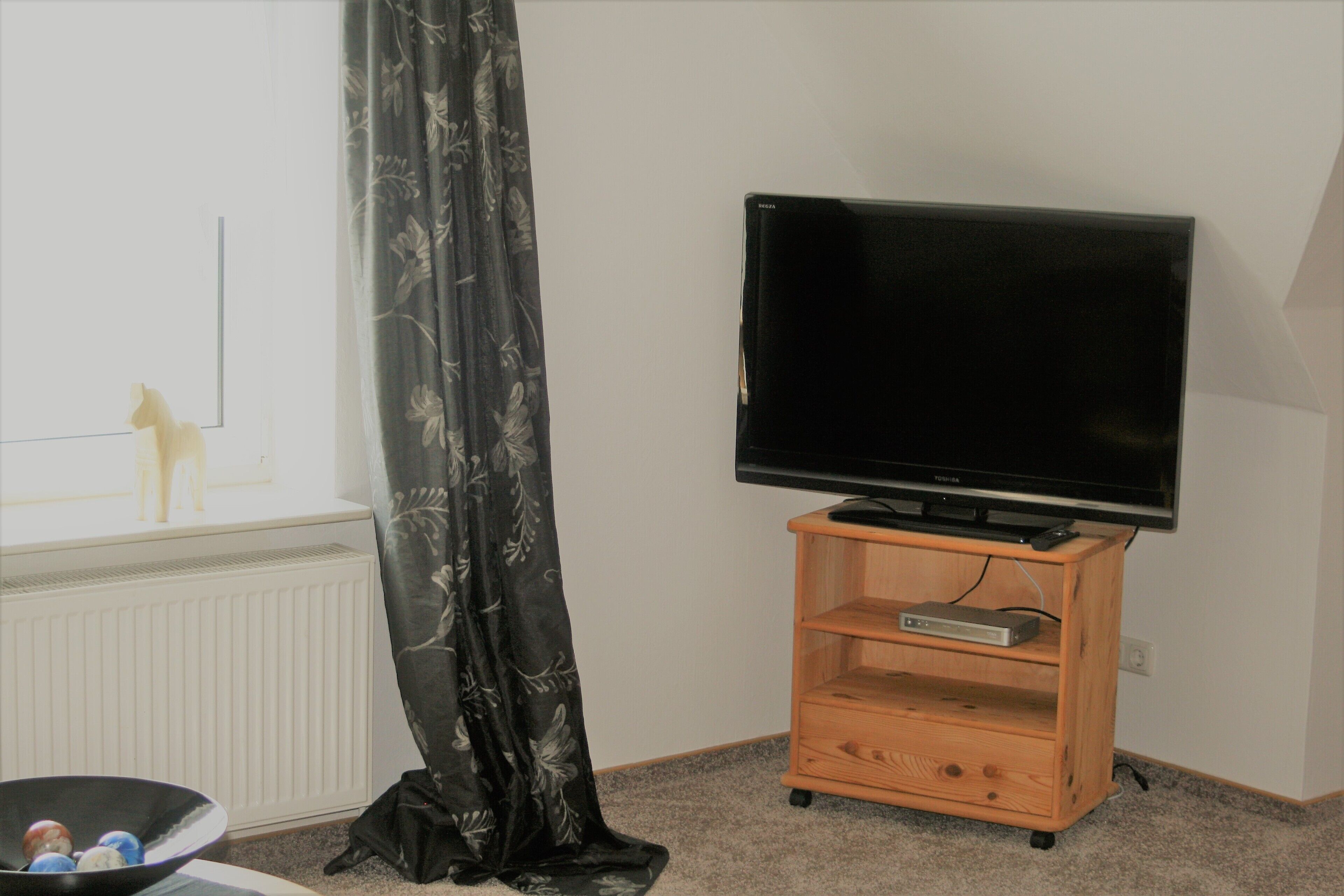 Fernseher, Bücher, Musikbibliothek, Stereoanlage