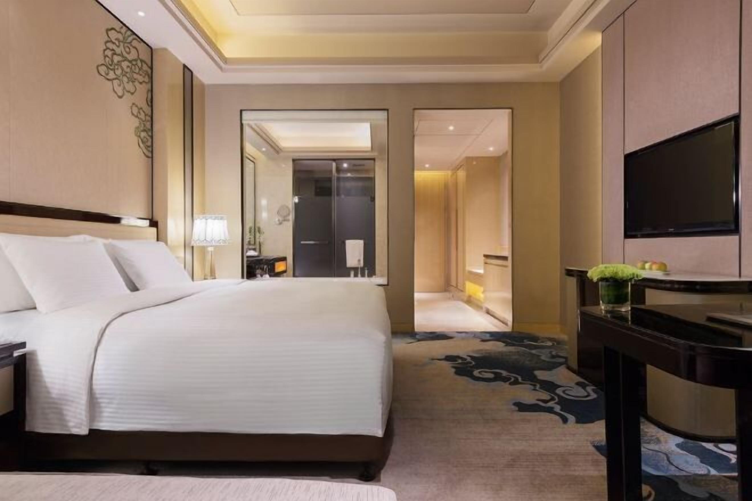 ميني بار وخزنة داخل الغرفة ومكتب ومساحة عمل للكمبيوتر المحمول