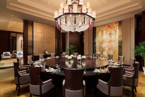 3 restaurants; breakfast, lunch and dinner served  - Wanda realm chifeng (Chifeng)