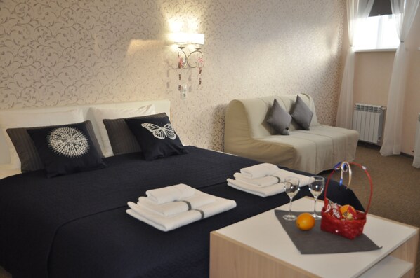 Suite – business, 1 soverom, balkong | Sengetøy av topp kvalitet, skrivebord, lydisolert og strykejern/-brett