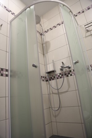 Yhden hengen comfort-huone, piha-alue | Kylpyhuoneen suihku