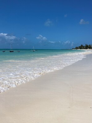 On the beach - Mango Beach house (Jambiani)