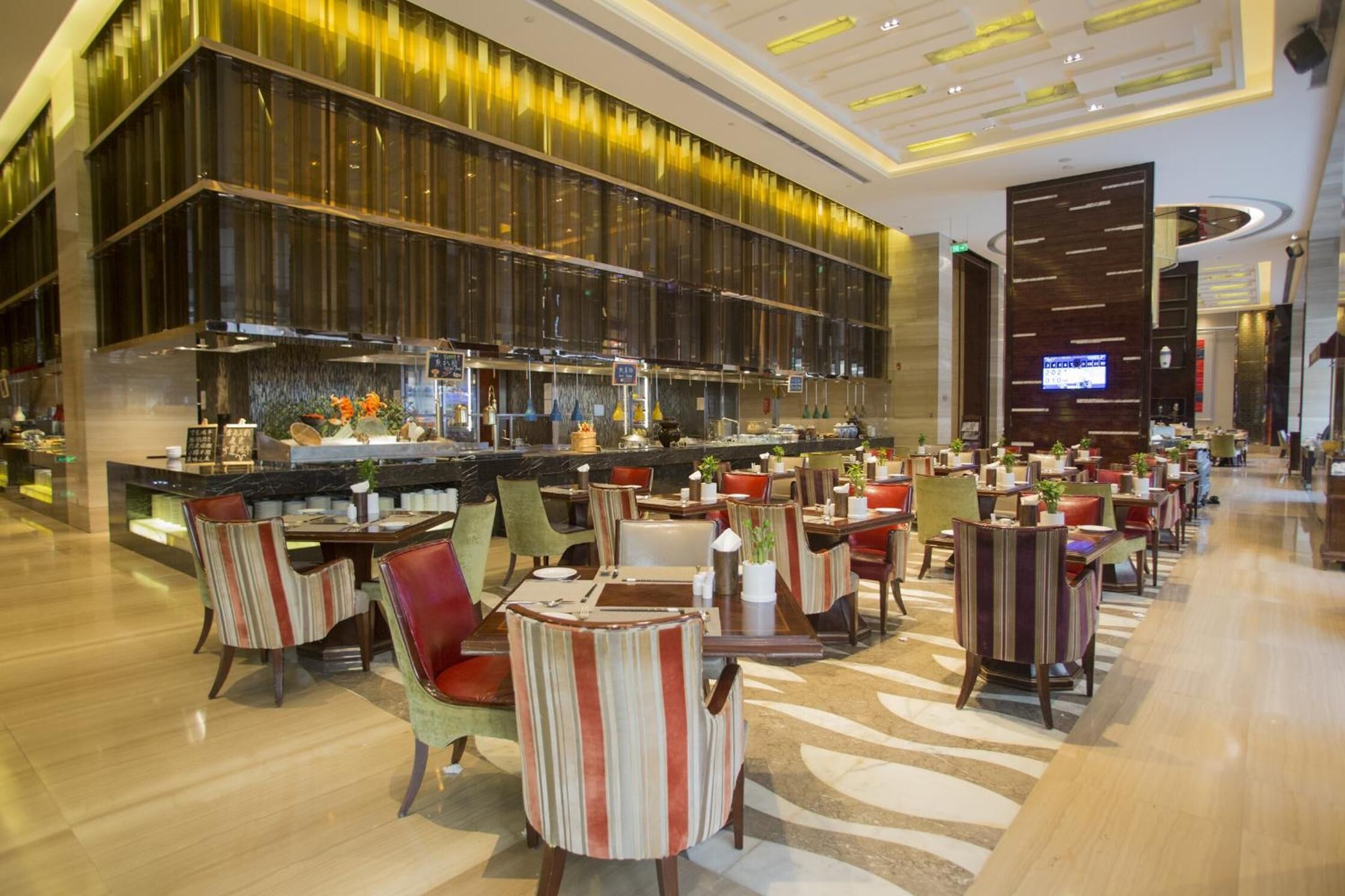 2 restaurants, breakfast served