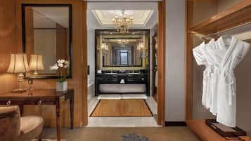 Executive-Suite | Badezimmer | Badewanne und Dusche (separat), kostenlose Toilettenartikel