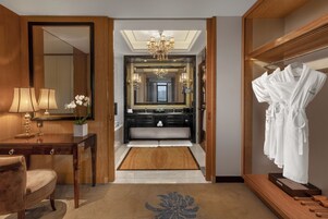 Executive suite | Badkamer | Een aparte badkuip en douche, gratis toiletartikelen, een haardroger