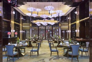 2 restaurants, serveren ontbijt