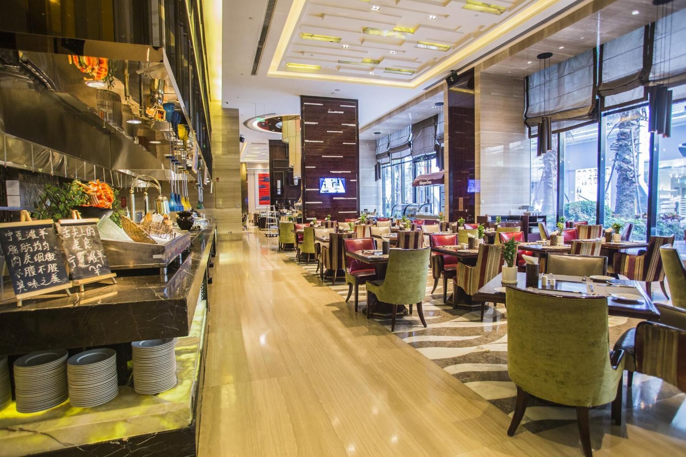 2 restaurants, breakfast served